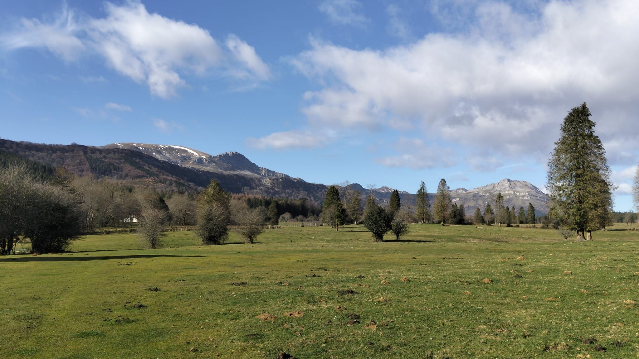 Campas de Saldropo con las montañas de Gorbeia al fondo