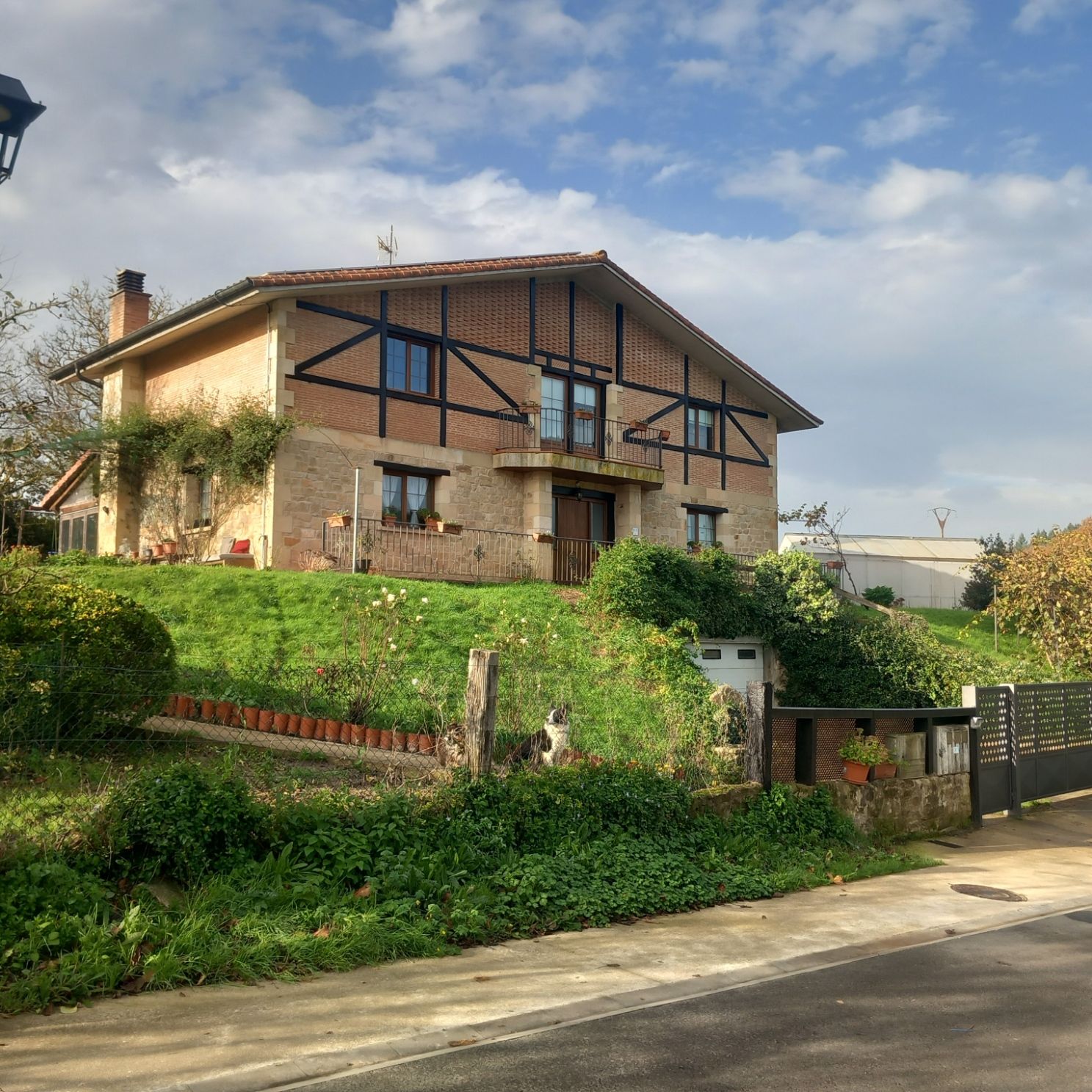 Fachada y jardín de Solapetxea en Elosu