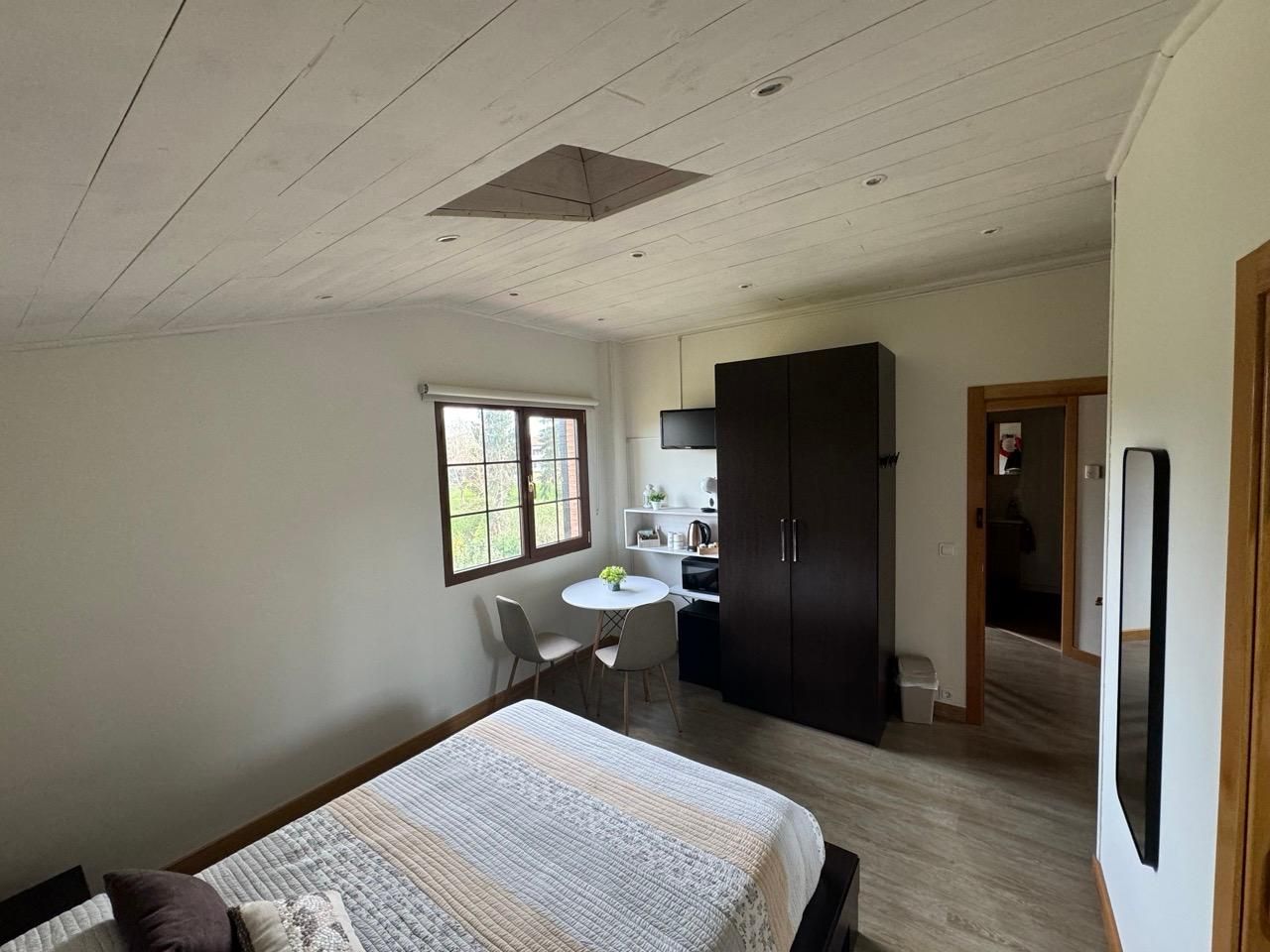 Habitación rural Orixol con cama y luz cálida