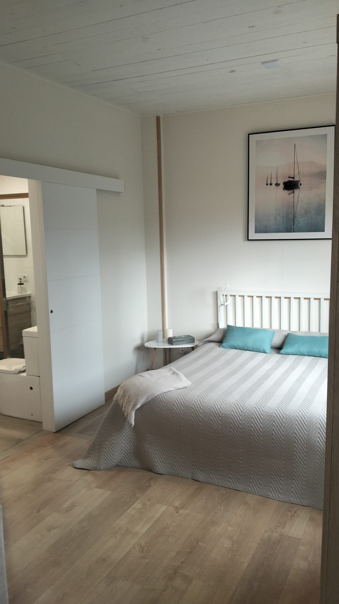 Dormitorio claro del loft Oketa