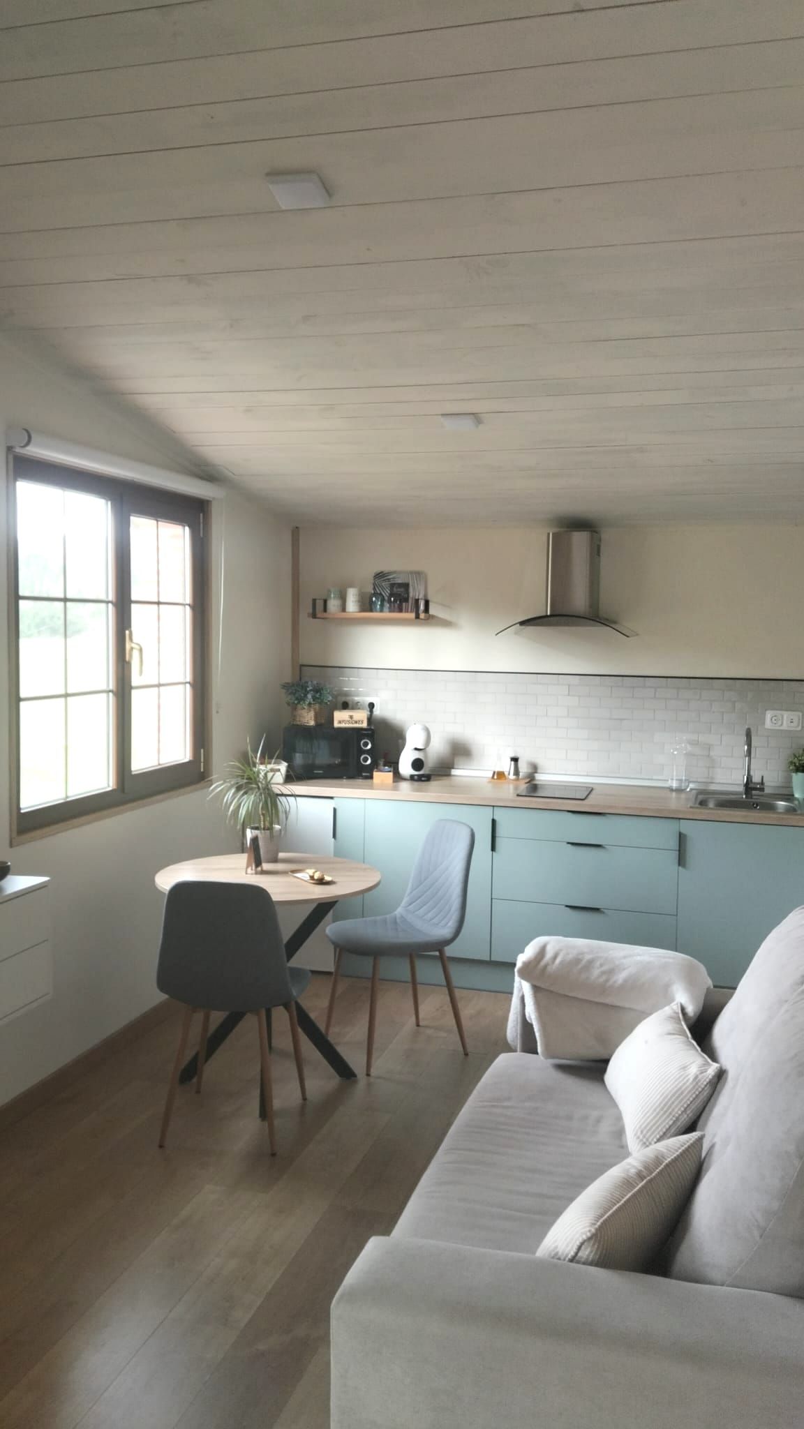 Zona de estar y cocina del loft rural Oketa